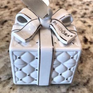 Limited Edition 2016 Pandora Present Gift Collectable Ornament